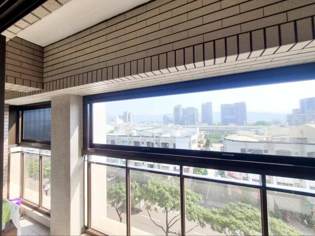 陽台捲軸紗窗